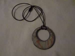 collier en raku rond balnc et orange