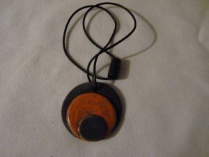 Collier en raku cercles superposés enfumés et orange