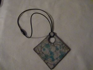 collier en raku forme carrée blanc et turquoise