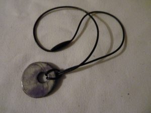 collier raku rond blanc et violet