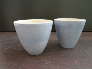 mugs engobés bleu avec couverte