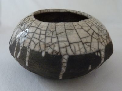 petit vase en raku mi enfumé mi émail transparent