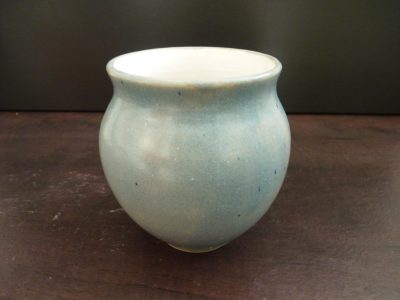 vase émaillé bleu clair intérieur blanc