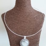 collier blanc