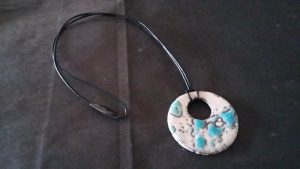 collier en raku turquoise lien en cuir noir